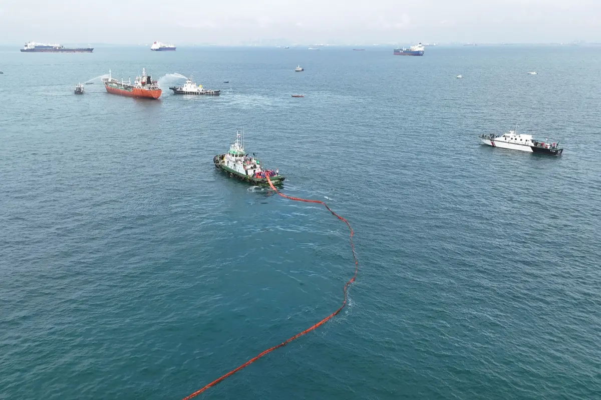Kesiapsiagaan penanggulangan tumpahan minyak diperkuat melalui teknologi, peralatan, dan peningkatan kapasitas SDM untuk menjaga lingkungan laut.