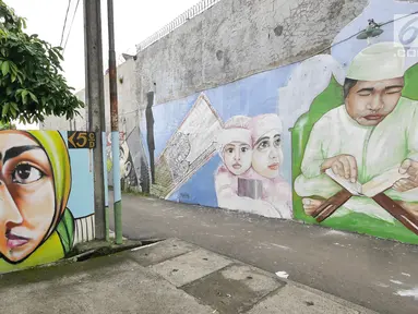 Pemandangan mural bertema Islami di Gang Abdul Jabar, Jagakarsa, Jakarta, Senin (28/5). Sejumlah mural bertema Islami  menghiasai Gang Abdul Jabar dalam menyambut Ramadan. (Liputan6.com/Herman Zakharia)