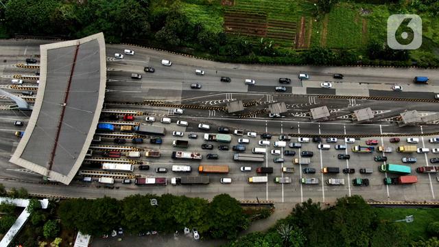 Kemacetan Panjang Pemudik di Pintu Tol Cikupa