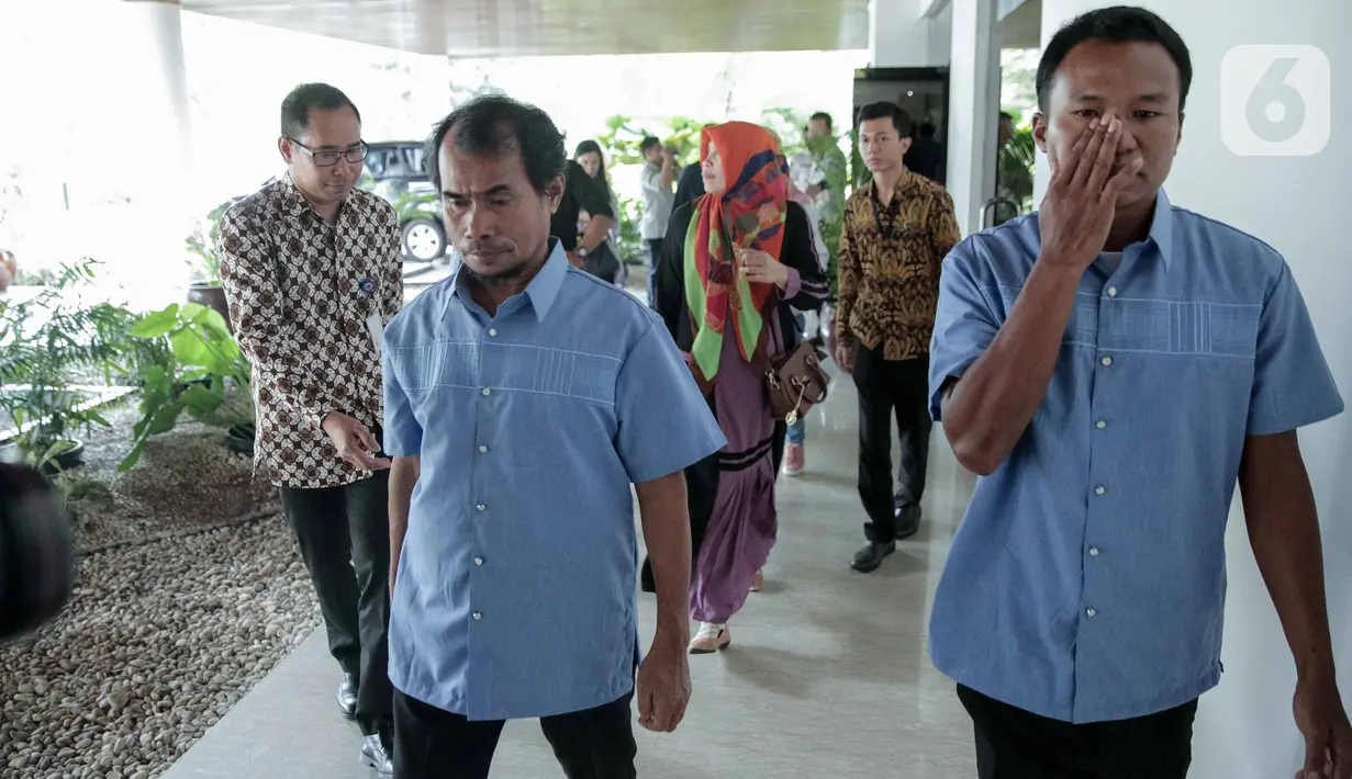 Dua Anak Buah Kapal (ABK) WNI yang berhasil dibebaskan dari penyanderaan Abu Sayyaf di Filipina tiba di Kementerian Luar Negeri RI, Jakarta, Kamis (26/12/2019). Maharudin Lunani (48) dan Samiun Maneu (27)  diserahkan kepada keluarga oleh Menteri Luar Negeri Retno Marsudi (Liputan6.com/Faizal Fanani)