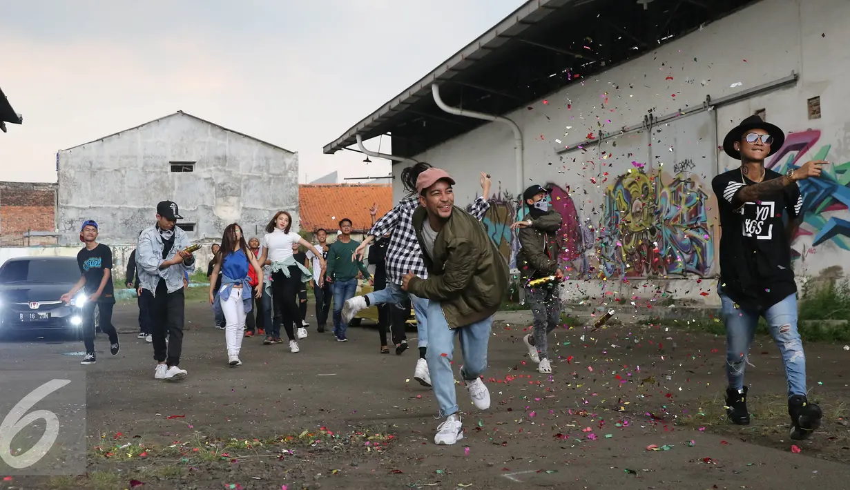 Proses pembuatan video klip Slow di kawasan Pancoran, Jakarta, Senin (3/10). Young Lex menggandeng Gamaliel 'GAC' dalam lagu bertajuk Slow tersebut. (Liputan6.com/Herman Zakharia)