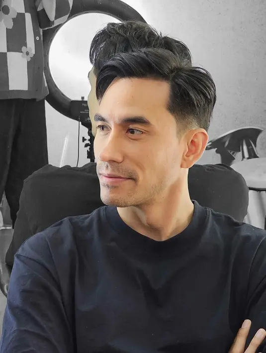 Darius Sinathrya dan model rambut baru [Instagram/darius_sinathrya]