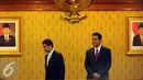 Pejabat lama Menpan-RB, Yuddy Chrisnandi (kiri) bersiap memberi sambutan saat serah terima jabatan dengan pejabat baru, Asman Abnur di Kemenpan RB, Jakarta, Rabu (27/7). Asman Abnur resmi menjabat sebagai Menpan-RB. (Liputan6.com/Helmi Fithriansyah)
