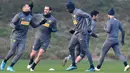 Pemain Inter Milan Diego Godin (kedua kiri) bercanda dengan Danilo D'Ambrosio (kiri) saat sesi latihan jelang menghadapi Barcelona pada laga terakhir fase grup Liga Champions di Appiano Gentile, Italia, Senin (9/12/2019). Inter Milan akan menjamu Barcelona di Giuseppe Meazza. (Miguel MEDINA/AFP)