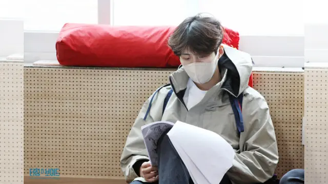 Kim Seon Ho akan memerankan karakter Joe Simpson di pertunjukan teater berjudul Touching the Void  (Sumber: https://twitter.com/thebestplays)