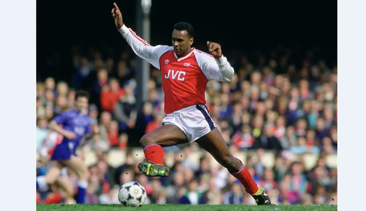 David Rocastle dikenal dekat dengan fans berkat prestasinya membawa Arsenal juara. Nama Rocastle masih dikumandangkan para suporter saat pertandingan Arsenal hingga sekarang. (www.squawka.com)