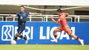 Pemain Persela Lamongan, Demerson Bruno Costa (kiri) berebut bola dengan pemain Persiraja Banda Aceh, Muhammad Isa dalam laga pekan ke-5 BRI Liga 1 2021/2022 di Stadion Pakansari, Bogor, Selasa (28/9/2021). Persela menang 1-0. (Bola.com/ M Iqbal Ichsan)