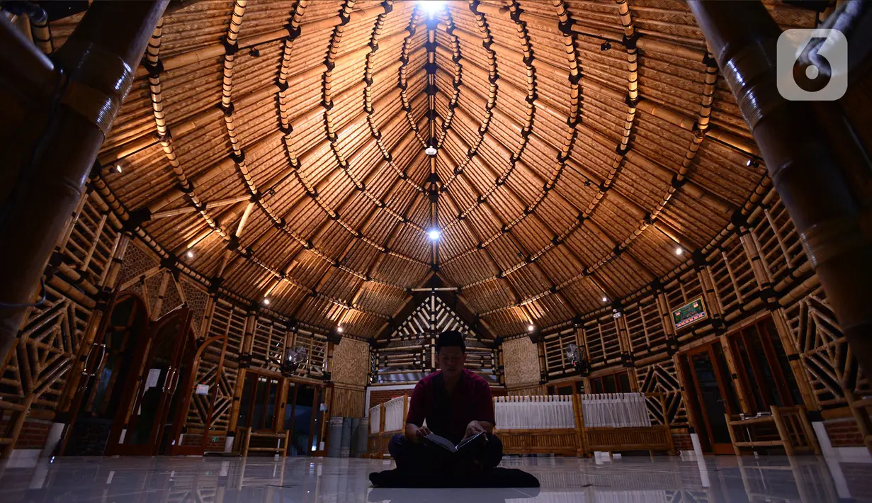 Umat Muslim membaca Alquran di Masjid yang terbuat dari bambu bernama Saka Buana di Kecamatan Kragilan, Kabupaten Serang, Banten, Rabu (20/5/2020). Masjid dengan luas bangunan 260 meter persegi itu disebut Yayasan Bambu Indonesia sebagai masjid bambu terbesar se-Indonesia (merdeka.com/Imam Buhori)