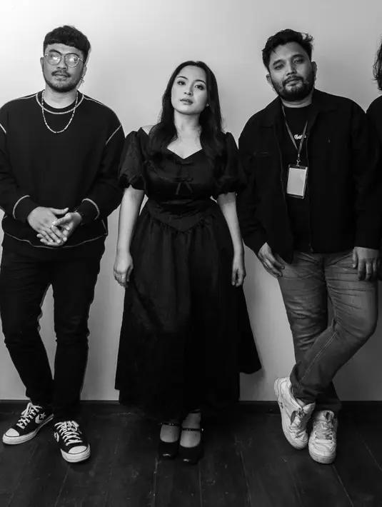 Dress dengan aksen lengan balon juga semakin hadirkan keunikan gaya yang tak pernah lekang oleh waktu.  [Foto: Instagram/ Bernadya]