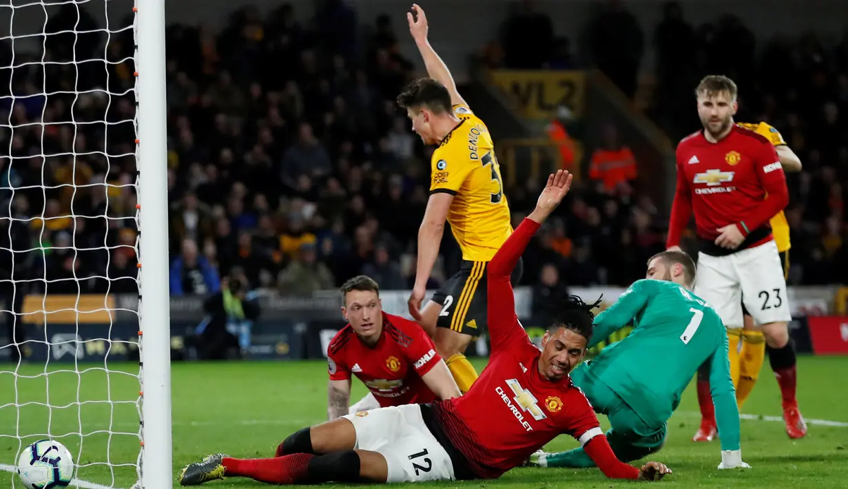 Pemain Manchester United Chris Smalling mencetak gol bunuh diri saat bertanding melawan Wolverhampton Wanderers pada laga pekan ke-33 Liga Inggris di Stadion Molineux, Wolverhampton, Inggris, Selasa (2/4). (Reuters/Andrew Boyers)