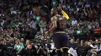 Forward Cleveland Cavaliers, LeBron James, merayakan tembakan tiga angka yang membawanya melewati Michael Jordan sebagai pencetak poin terbanyak sepanjang sejarah playoffs NBA. Dia melakukannya pada gim kelima final Wilayah Timur melawan Boston Celtics di