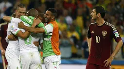 Gelandang Timnas Rusia, Alan Dzagoev (kanan), tertegun menyaksikan selebrasi pemain Aljazair di laga penutup penyisihan Piala Dunia Grup H di Stadion Baixada, Curitiba, Brasil, (27/6/2014). (REUTERS/Damir Sagolj)