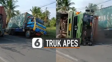 Niatnya membantu truk yang ambles. Truk ini justru terguling.