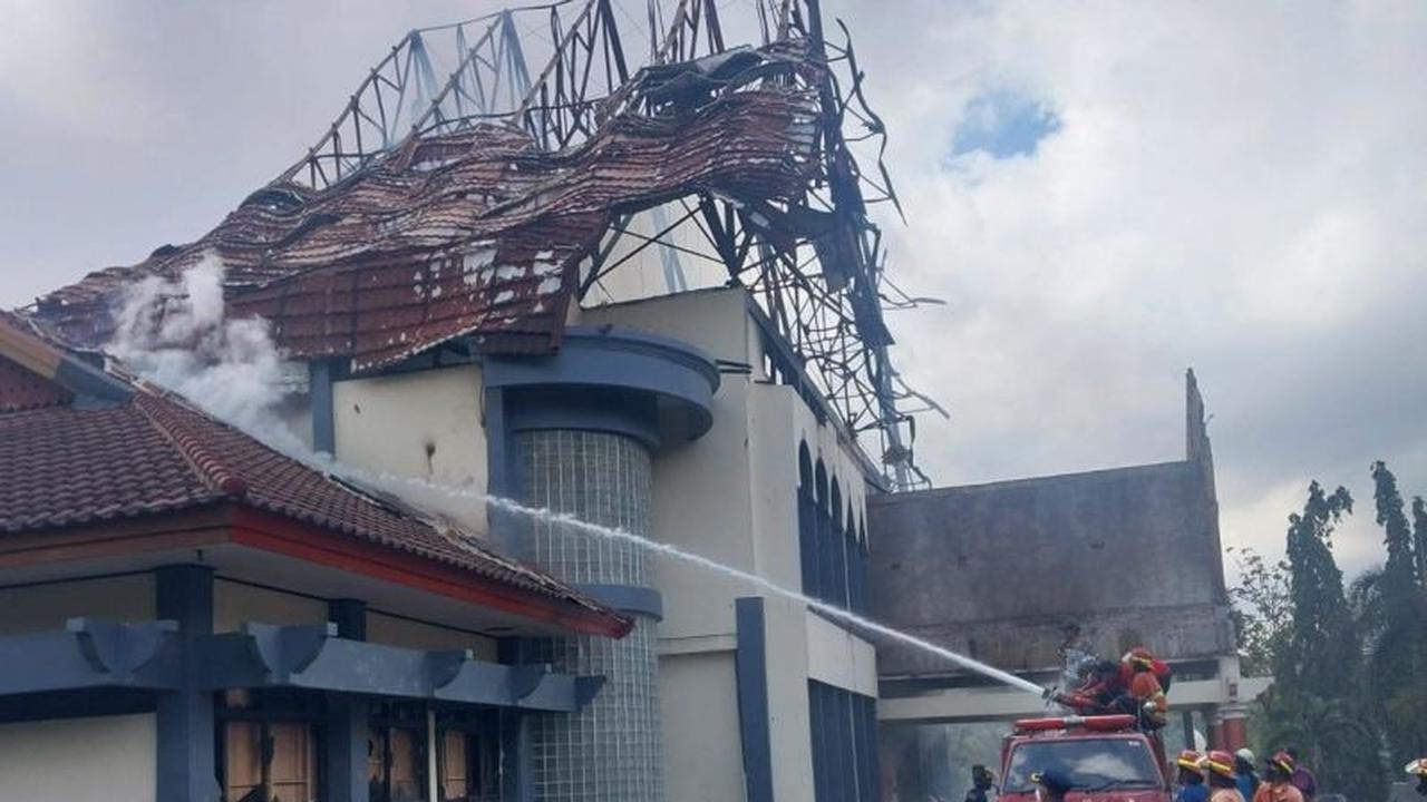 Gedung Rakyat Udayana: Situasi DPRD NTB Pasca Pembakaran Massa, Api Padam