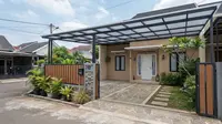 9 Ide Lantai Carport dengan Kanopi Transparan agar Tidak Panas dan Tetap Estetik