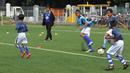 Pelatih Indra Sjafri memperhatikan anak-anak saat coaching clinic bersama anak-anak di Lapangan ABC Senayan, Jakarta, Rabu (28/3/2018). Acara ini dalam rangkaian peluncuran Patriot 165 FC. (Bola.com/Asprilla Dwi Adha)