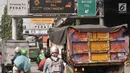 Kendaraan antre memasuki gerbang Tol Rawamangun, Jakarta, Minggu (29/7). Penutupan diterapkan di sejumlah pintu tol dekat dengan venue Asian Games 2018 antara pukul 06.00 hingga 17.00 WIB dan pukul 12.00 hingga 21.00 WIB. (Merdeka.com/Iqbal S. Nugroho)