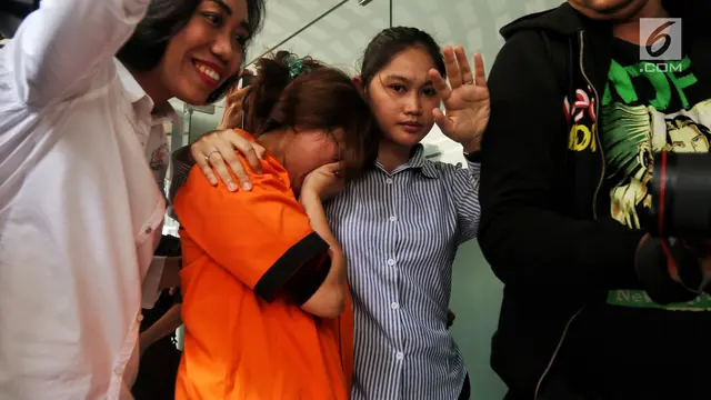 Ekspresi Artis Chacha Duo Molek Saat Rilis Kasus Narkoba