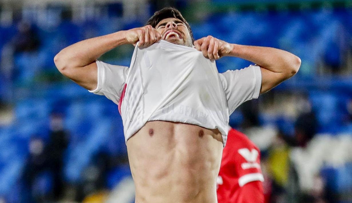 Pemain Real Madrid, Marco Asensio, tampak kecewa usai gagal menaklukkan Sevilla pada laga Liga Spanyol di Stadion Alfredo di Stefano, Minggu (10/5/2021). Kedua tim bermain imbang 2-2. (AP/Manu Fernandez)