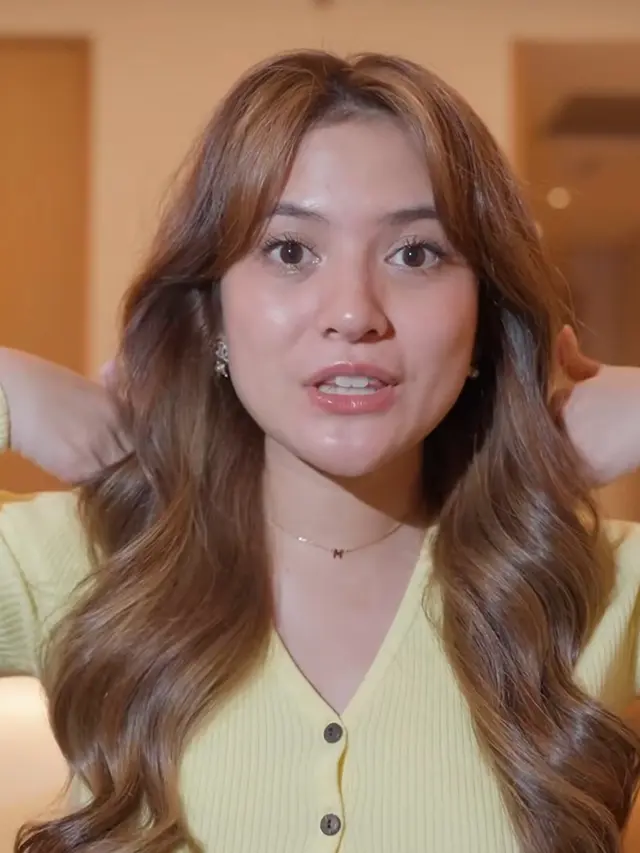 Gaya rambut Marsha Aruan terlihat lebih bervolume dengan warna blondenya. [@aruanmarsha]