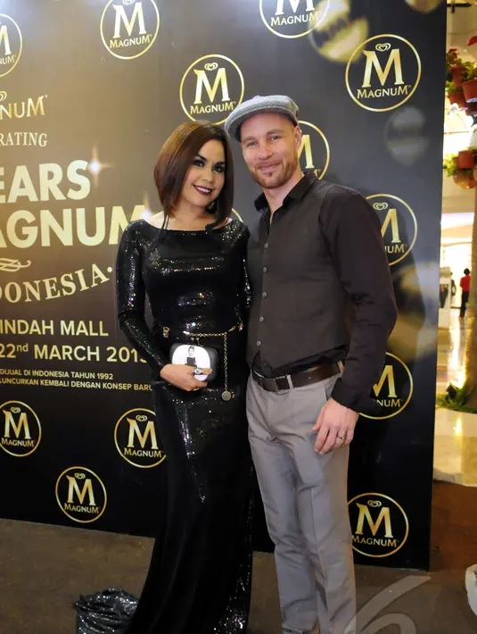 Melanie Ricardo dan Suami berfoto bersama saat menghadiri acara Private Party Magnum yang berlangsung di Pondok Indah Mall 2, Jakarta, Jumat (19/3/2015). (Liputan6.com/Panji Diksana)