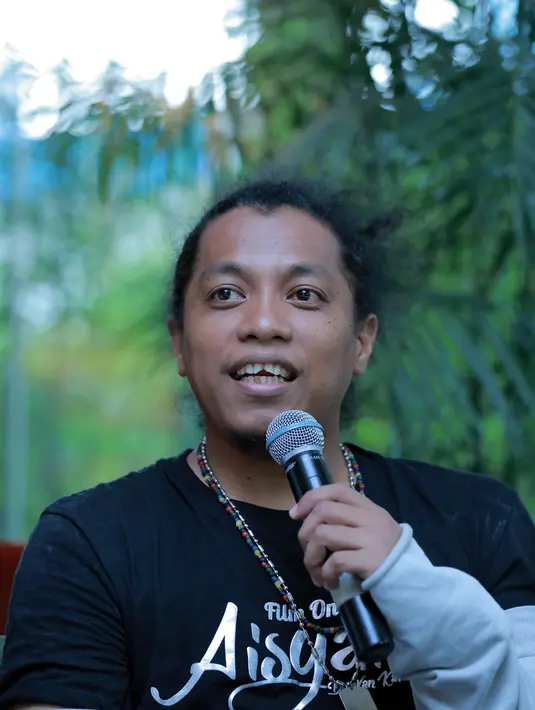 Selain sebagai materi lawakan, ia juga sering kali mengenalkannya melalui media visual atau film. Pemain film 'NGENEST The Movie' ini sangat berharap ada kemajuan bagi kehidupan di Indonesia Timur. (Adrian Putra/Bintang.com)