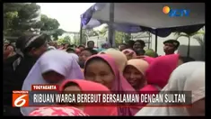 Ribuan warga Yogyakarta berebut salaman dengan Gubernur Yogyakarta Sri Sultan Hamengkubuono X di Kompleks Kepatihan.