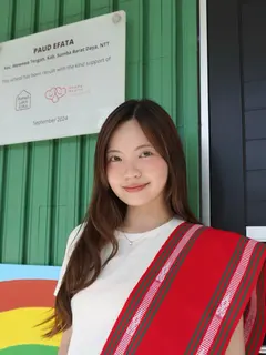 Tak hanya fokus pada karya seni, Erika semakin dikenal luas berkat kepeduliannya terhadap pendidikan khususnya di daerah Nusa Tenggara Timur dan Nusa Tenggara Barat. [Dok/Erika Richardo]