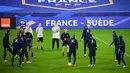 Para pemain Prancis melakukan pemanasan selama sesi latihan di stadion Stade de France di Saint-Denis, Paris (16/11/2020). Prancis akan menghadapi Swedia pada matchday Grup A3 UEFA Nations League 2020/21 di Stade de France, Saint-Denis, Paris. (AFP/Franck Fife)