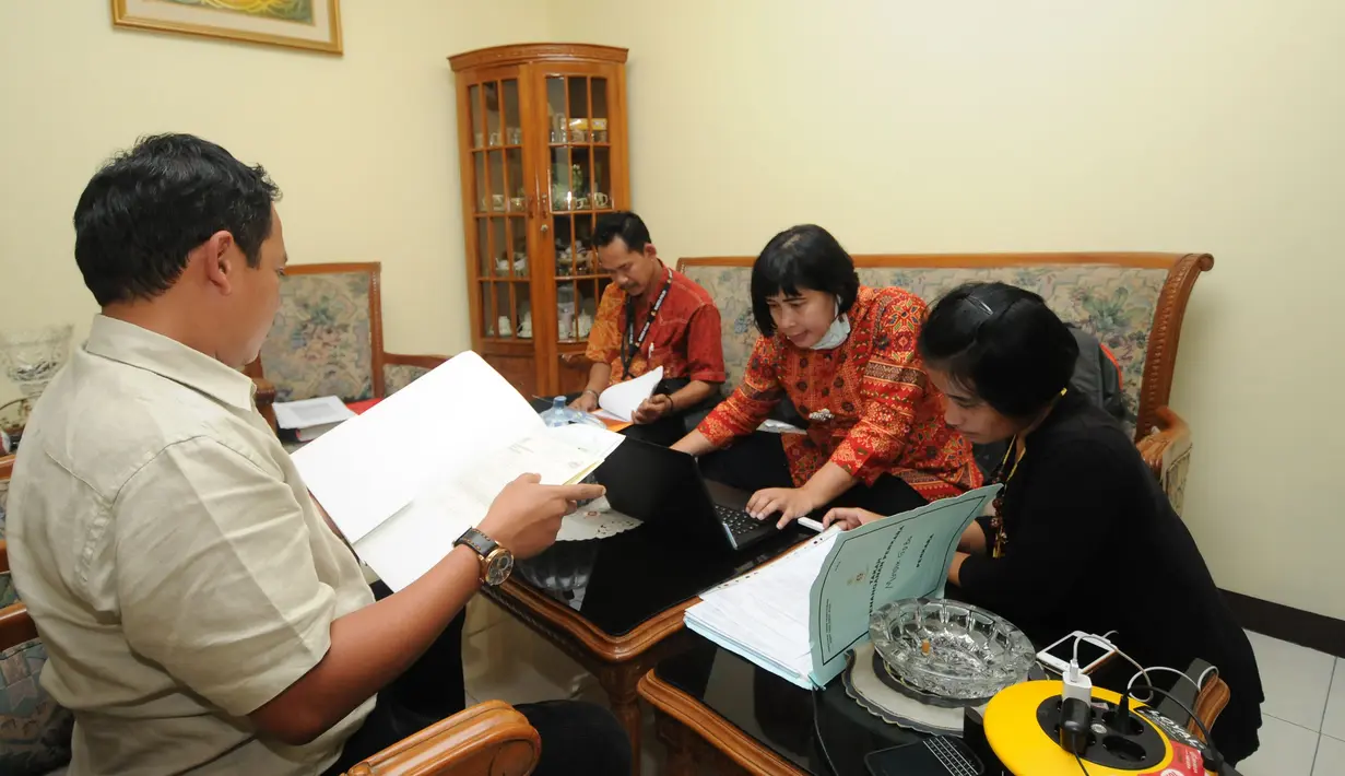 Petugas Dir Tipikor Bareskrim Mabes Polri memeriksa beberapa dokumen di rumah Yayat A Sudrajat tersangka kasus dugaan korupsi proyek pembangunan Stadion Gedebage di Turangga D62, Bandung, Jumat (22/5/2015). (Liputan6.com/Helmi Fithriansyah)