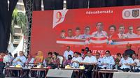 Megawati Sukarnoputri hadir dalam acara Hari Desa Nasional di Parkir Timur Senayan, Gelora Bung Karno, Jakarta, Minggu (19/3/2023). Dia menyinggung soal Presiden Jokowi. (Liputan6.com/ Lizsa Egeham)