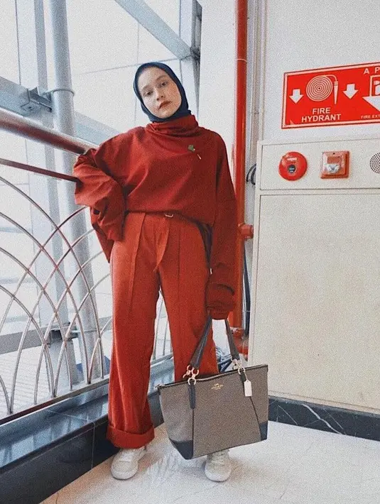 Kombinasi turtleneck sweater warna merah dengan high waist pants warna merah yang lebih terang bikin penampilanmu stand out! (Instagram/nissachair).