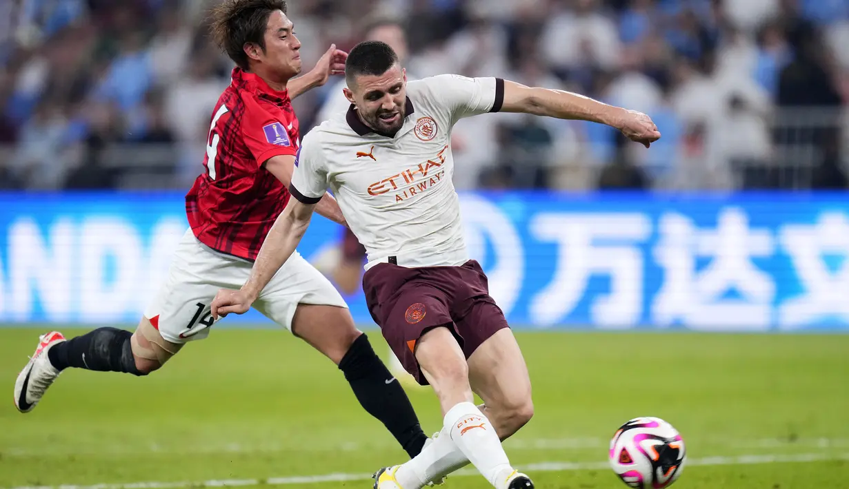 Gelandang Manchester City, Mateo Kovacic (kanan) mencetak gol kedua timnya ke gawang Urawa Red Diamonds pada laga semifinal Piala Dunia Klub 2023 di King Abdullah Sports City Stadium, Jeddah, Arab Saudi, Rabu (20/12/2023) dini hari WIB. (AP Photo/Manu Fernandez)