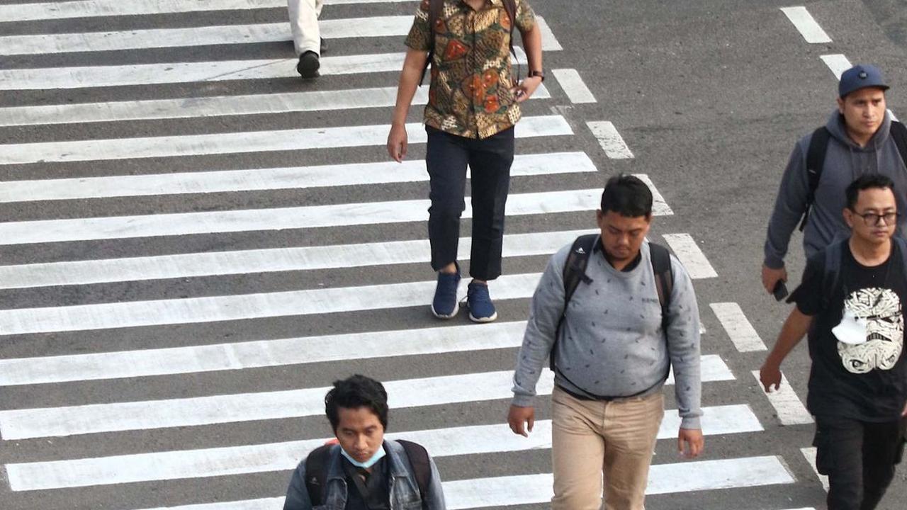 "Kan yang pertama dilihat dulu ada efeknya tidak, begitu ada efeknya baru akan dilihat untuk penerapan di sektor lainnya," kata Syafrin di Balai Kota DKI Jakarta, Senin (10/7).