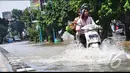 Seorang pengendara motor nekat melintasi banjir yang menggenangi jalan Kemang , Jakarta, Minggu (27/7/2014) (Liputan6.com/Faizal Fanani)