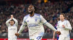 Eyann Guessand dari Villa, di depan, merayakan setelah mencetak gol pembuka pada laga Liga Europa antara FC Basel 1893 dan Aston Villa di Basel, Swiss, Kamis, 11 Desember 2025 malam waktu setempat. (Georgios Kefalas/Keystone via AP)