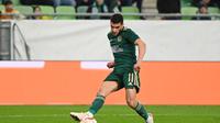 Pemain Israel Liel Abada membela Celtic (AFP)