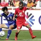 Gelandang Persija Jakarta, Riko Simanjuntak, berebut bola dengan bek Becamex Binh Duong FC, Ho Tan Tai, pada laga Piala AFC di SUGBK, Jakarta, Selasa (26/2). Kedua klub bermain imbang 0-0. (Bola.com/M. Iqbal Ichsan)