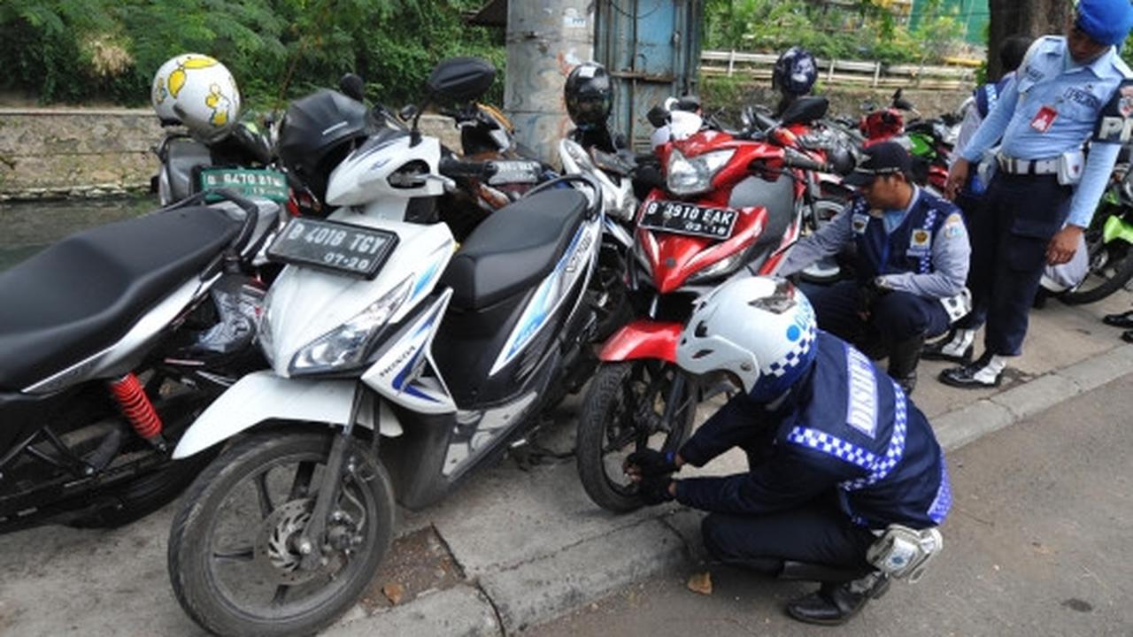 Tertibkan parkir liar di Thamrin City, petugas angkut ratusan motor
