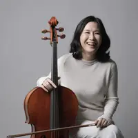 Veronica Tan tampil memukau debgan siluet yang sophisticated. Ia hadirkan aksen blouse dan celana dengan nuansa warna senada. [Foto: Instagram/ Veronica Tan]