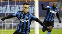 Striker Inter Milan, Lautaro Martinez, melakukan selebrasi usai mencetak gol ke gawang Lazio pada laga Liga Italia di Stadion Giuseppe Meazza, Senin (15/2/2021). Inter Milan menang dengan skor 3-1. (AP/Luca Bruno)