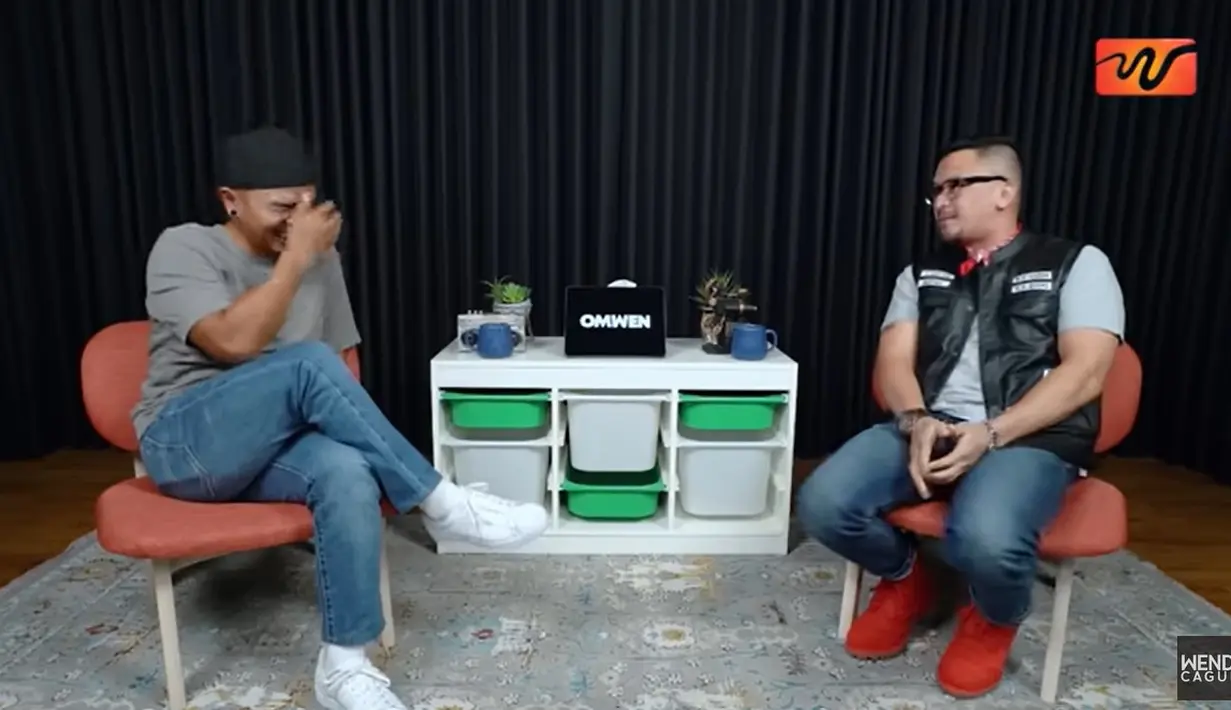 Hal itu diungkapkan suami Deswita Maharani itu saat menjadi bintang tamu podcast Youtube Wendy Cagur. Ferry mengaku bahwa saat sekolah menetap di Bandung bersama kakeknya. [Youtube/WENDI CAGUR]