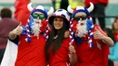 Fans Chile berfoto dan memberi dukungan timnya pada laga kualifikasi Piala Dunia 2018 di Santiago, Chile, Kamis (08/10/2015). Chile menang 2-0. (REUTERS/Ivan Alvarado)