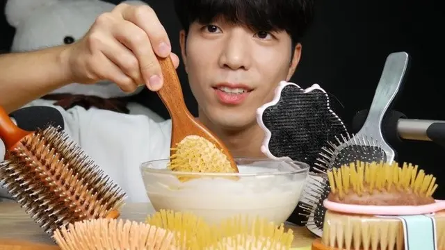 youtuber makan sisir