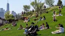 Orang-orang mengunjungi 'Pulau Kecil', taman umum baru dan gratis di Hudson River Park, New York City, Amerika Serikat, 21 Mei 2021. Sebanyak 132 tulip beton besar dipasang pada pilar di tepi Sungai Hudson untuk mengangkat 'Pulau Kecil'. (Angela Weiss/AFP)