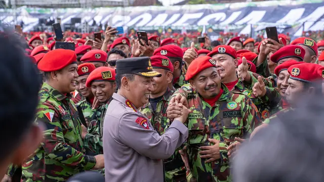Kapolri Jenderal Listyo Sigit Prabowo memimpin Apel Akbar Komando Kesiapsiagaan Angkatan Muda Muhammadiyah (Kokam) Pemuda Muhammadiyah 2025 di Stadion Tridadi, Kabupaten Sleman, Daerah Istimewa Yogyakarta (DIY), Minggu (20/7/2025). (Dok. Istimewa)