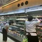 Pengunjung sedang memilih makanan microwave di minimarket Taiwan (TETO)