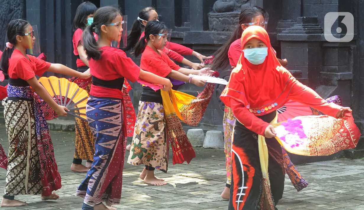 Anak-anak berlatih tari tradisional di Rumah Budaya Nusantara Puspo Budoyo, Ciputat, Tangerang Selatan, Minggu (15/11/2020). Latihan tari di masa pandemi dengan protokol kesehatan ini salah satunya bertujuan menanamkan nilai budaya bangsa kepada generasi muda sejak dini. (merdeka.com/Arie Basuki)