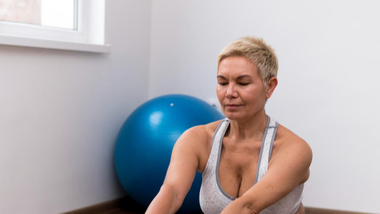 7 Gerakan Yoga yang Bisa Dilakukan Pagi Hari untuk Meredakan Stres dan Kecemasan