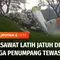 Sebuah pesawat latih terjatuh di kawasan Bumi Serpong Damai, Tangerang Selatan. Tiga orang penumpang di dalam pesawat tewas dalam peristiwa nahas ini.